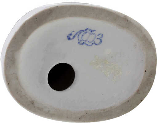 Скульптурная композиция «Якутка с книгой и цветком»